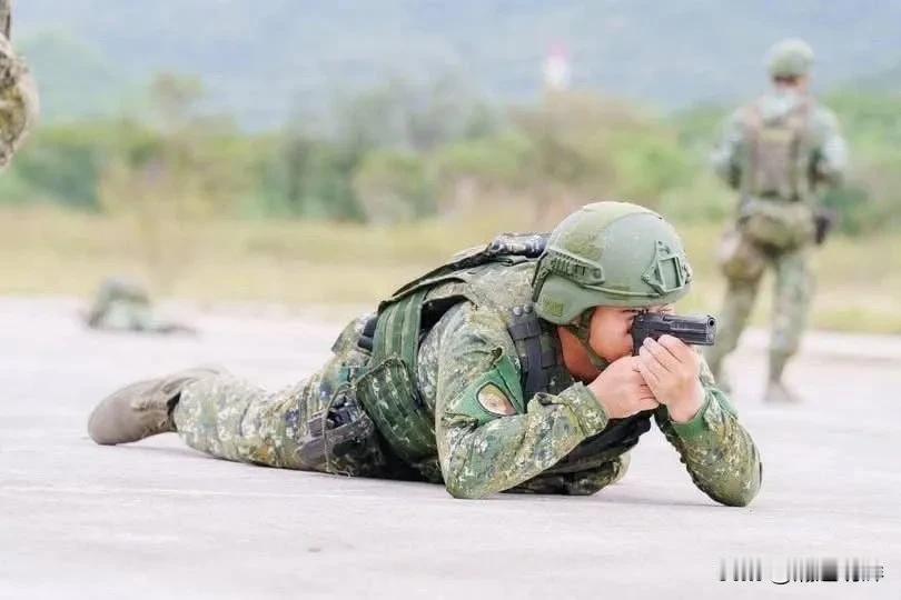 看到这张台陆湾省第六军团士兵持手枪卧射的照片，我的第一反应竟是哈哈哈哈哈哈哈哈哈