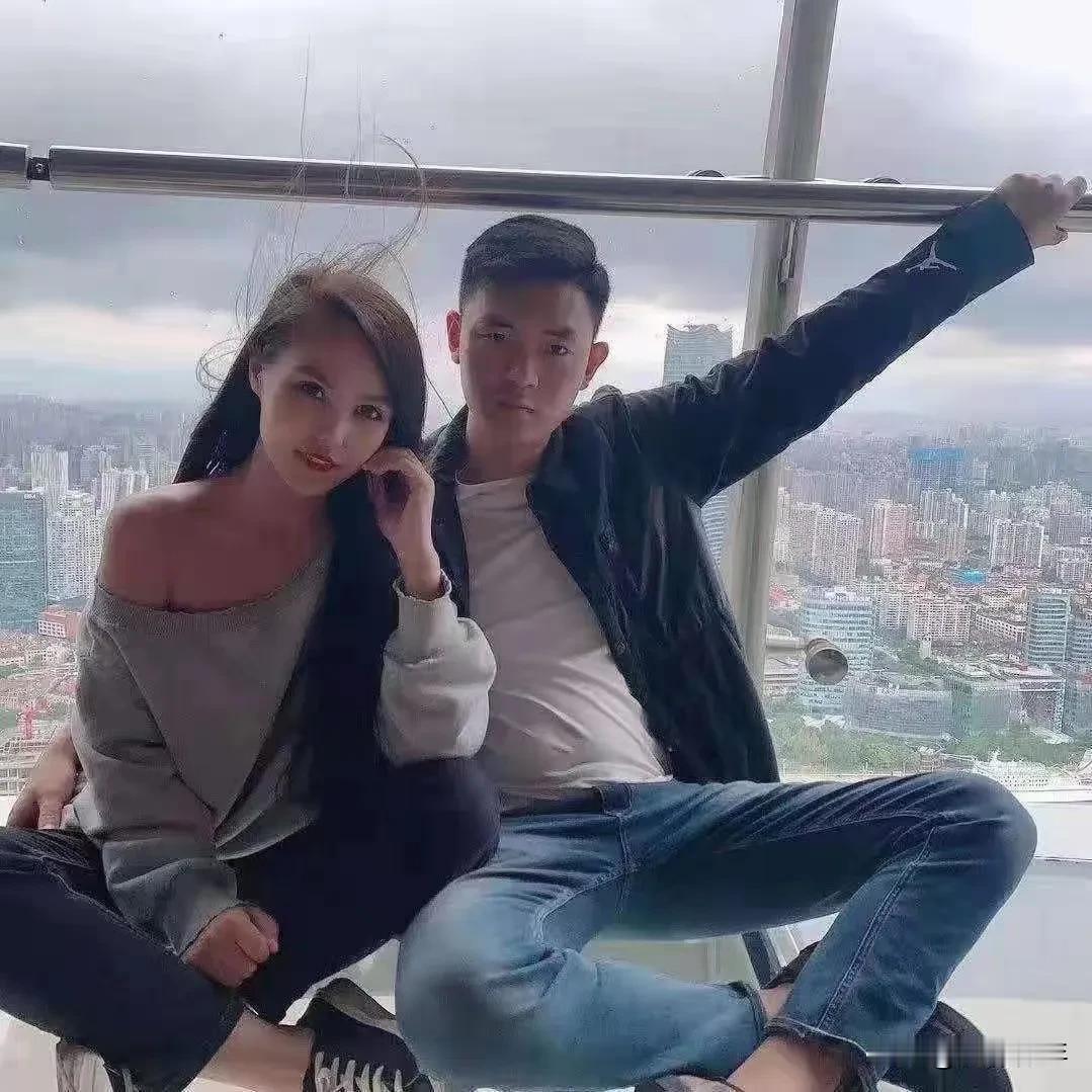 去年，重庆南岸区两个孩子摔下楼惨死。当时，孩子爸爸说是孩子们调皮不小心摔下楼。今