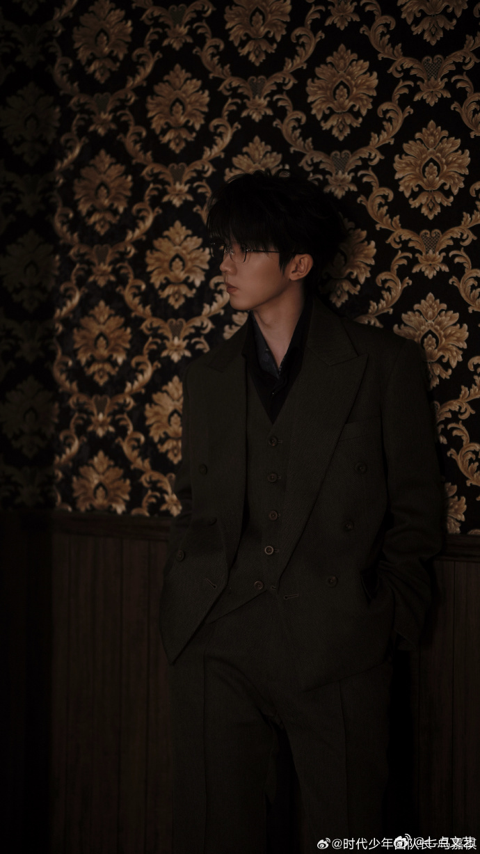 马嘉祺暗调质感大片 他站在复古花纹里，像从老电影里走出的主角，我想做他身边的幽灵