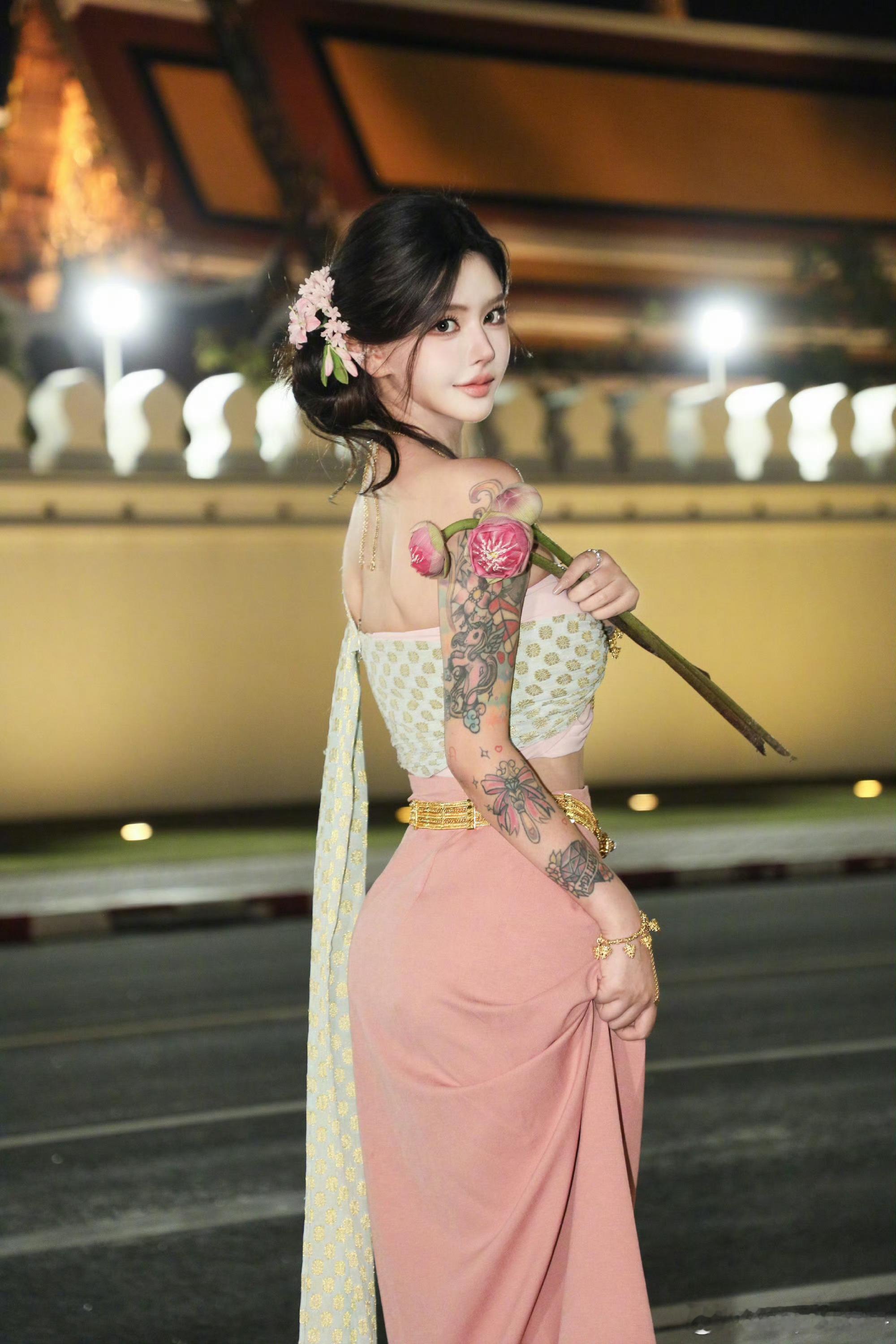 韩安冉自曝今年洗掉所有纹身韩安冉计划今年洗掉身上所有纹身，自称为孩子做榜样，韩安