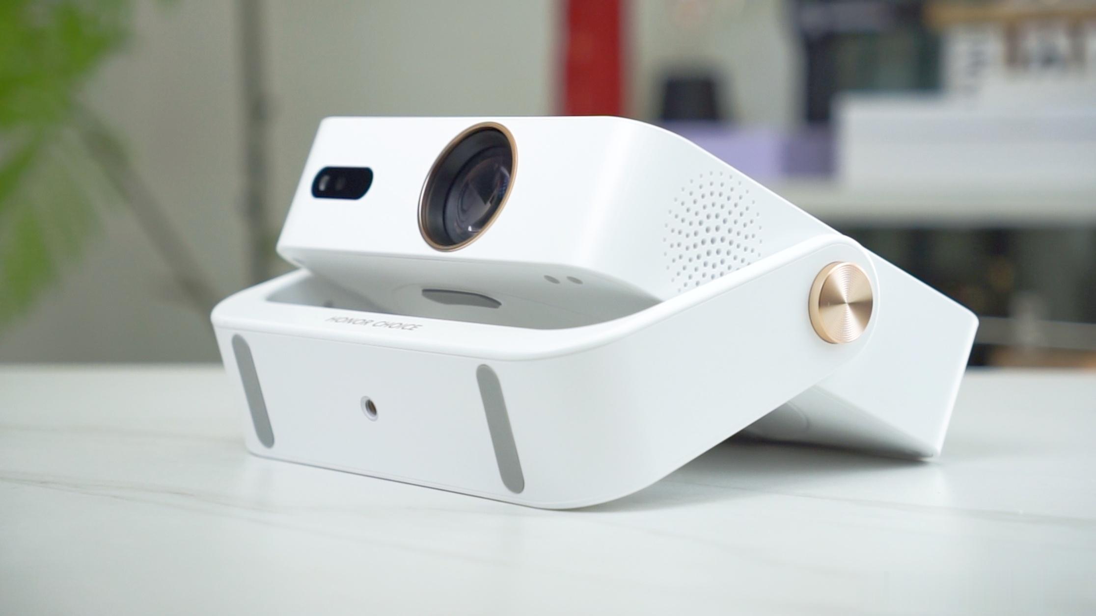 荣耀亲选萤蜂AI投影仪Air开售了，毫不夸张的说，这投影仪是近期周边生态产品中性