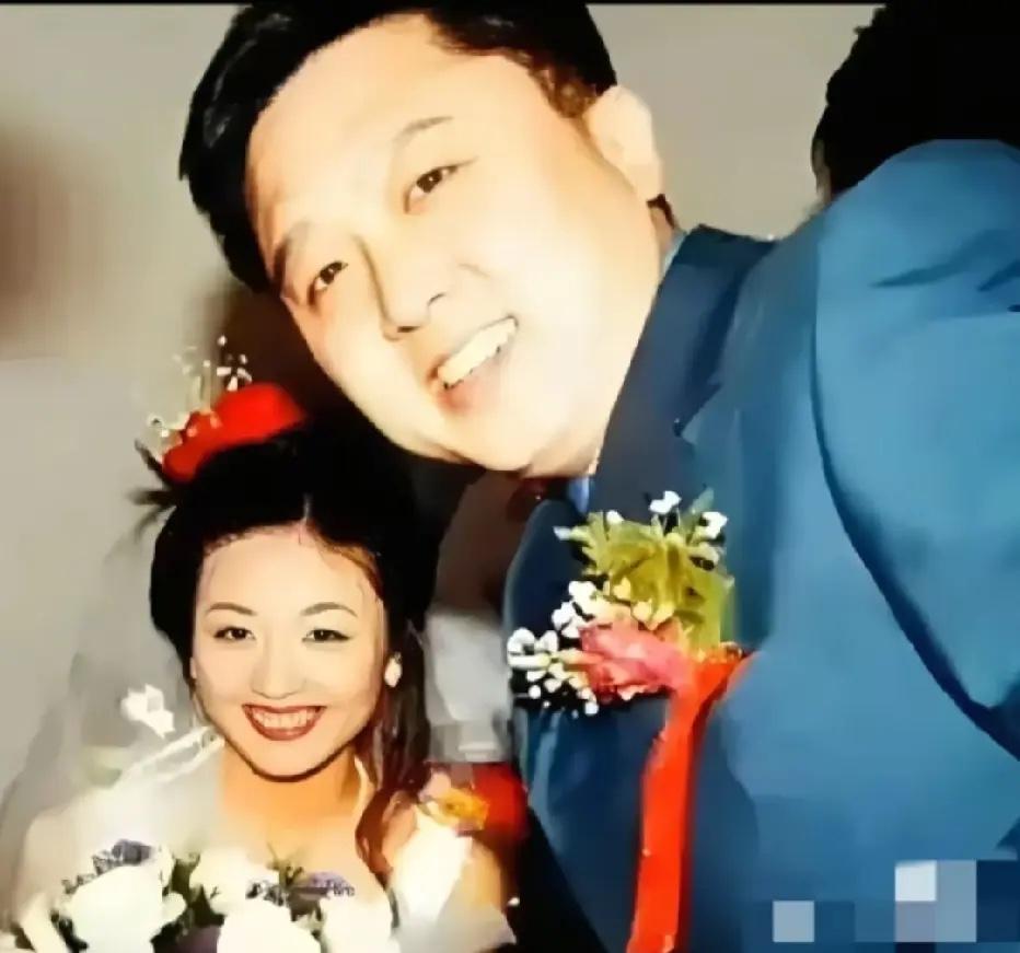 2000年，于谦和妻子白慧明结婚时的留影，两人初相识时，因为于谦年纪比白慧明大1