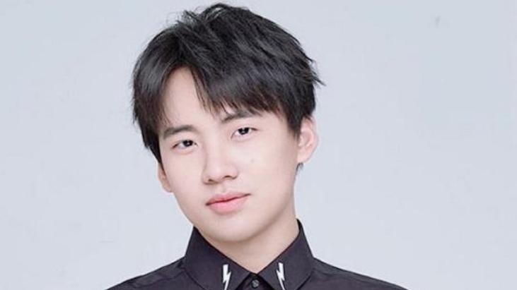 你知道吗？郭麒麟在新剧《从红月开始》的片场路透流出后，暴瘦后的状态直接让全网惊呼