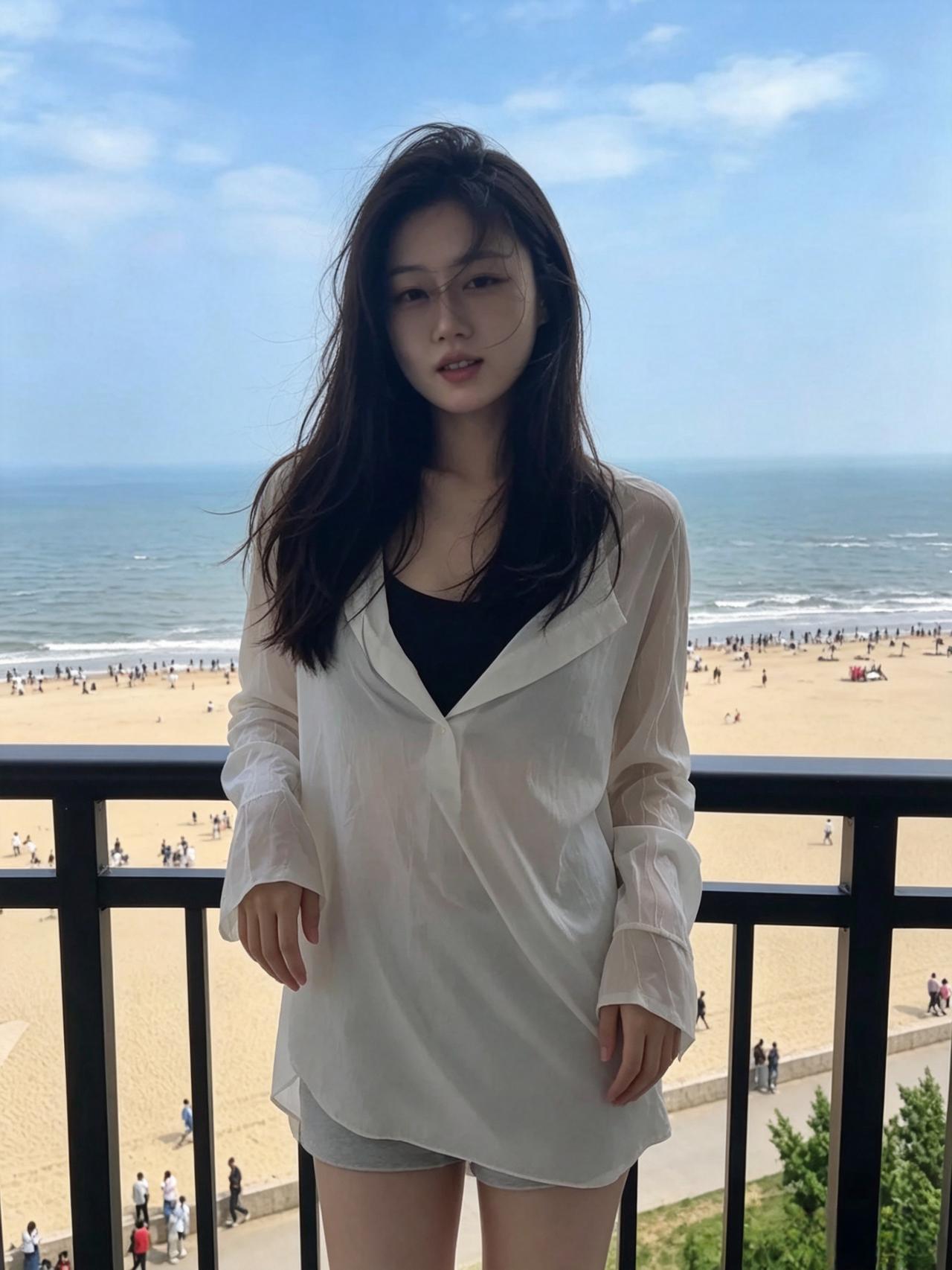 素白轻衫衬玉颜，青丝垂落自悠然。
唇边浅浅温柔笑，占尽人间六月天。