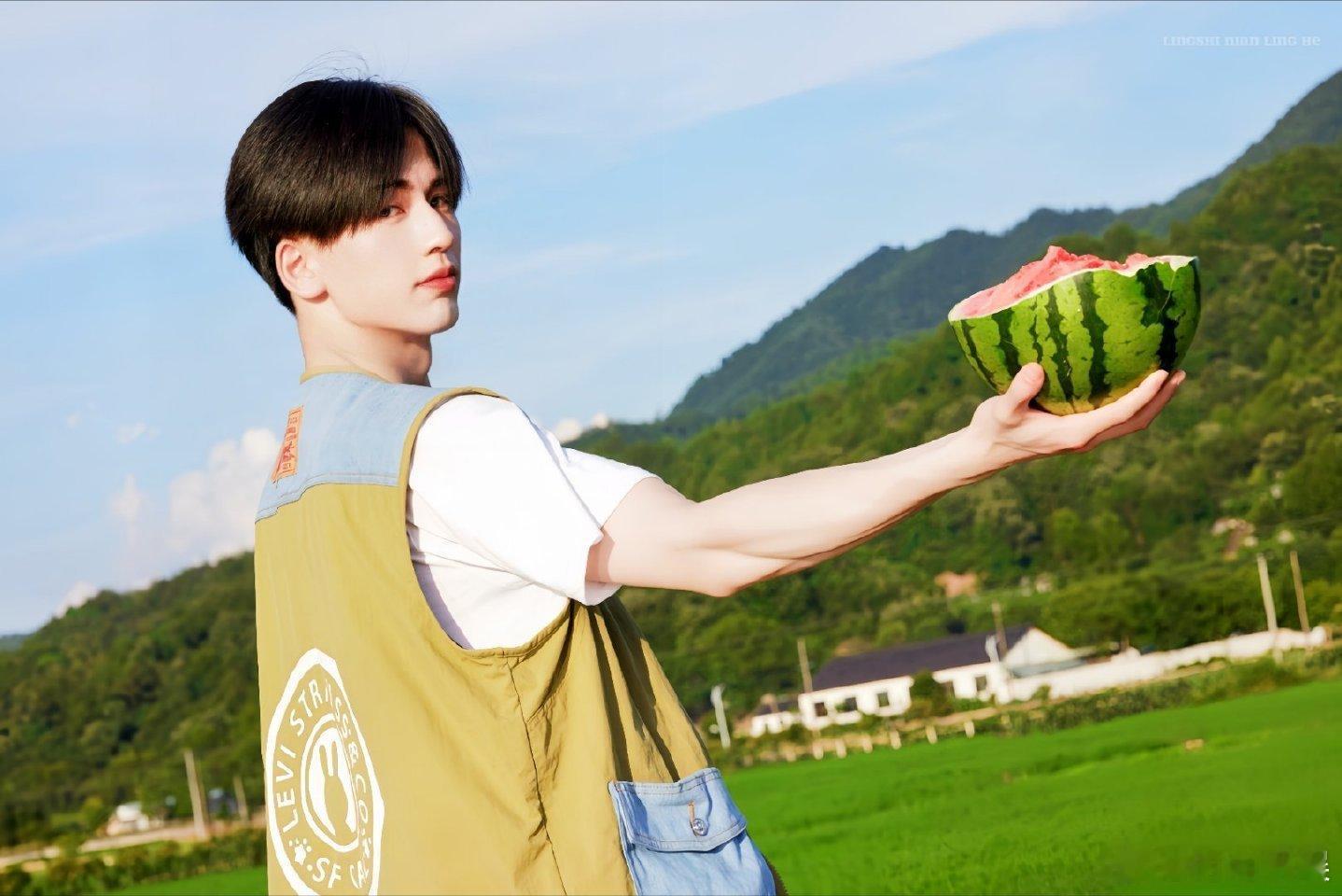 #张凌赫[超话]# 张凌赫看起来真的是非常的青春，这张脸让人越看越喜欢，帅到极致