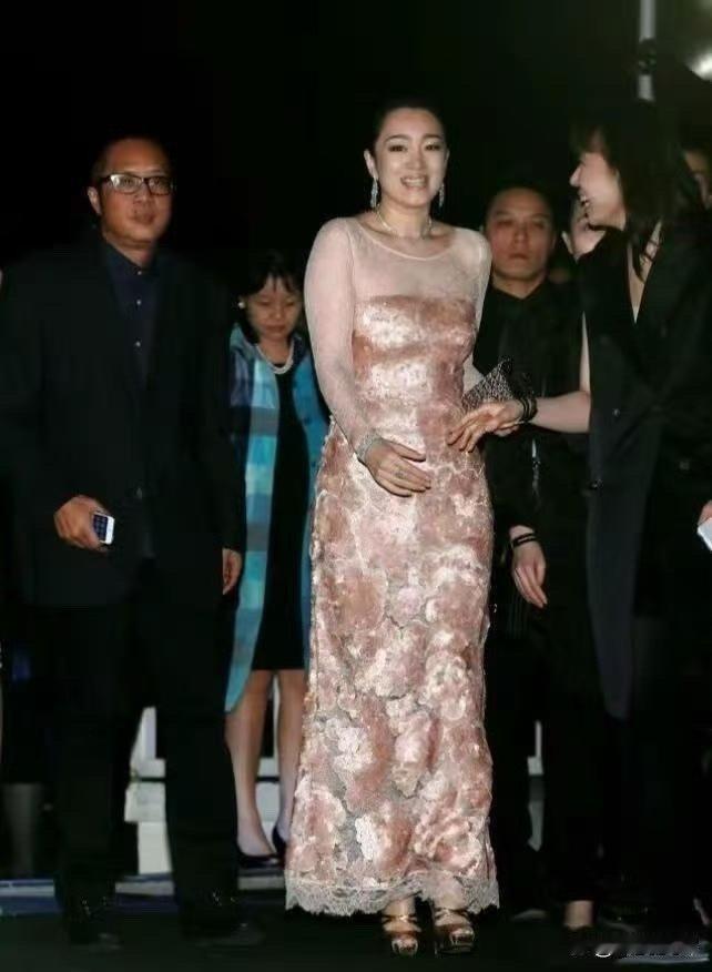 巩俐这才叫真正的富态迷人！一袭亮片紧身裙勾勒出完美S曲线，韵味直接拉满，浑身自带