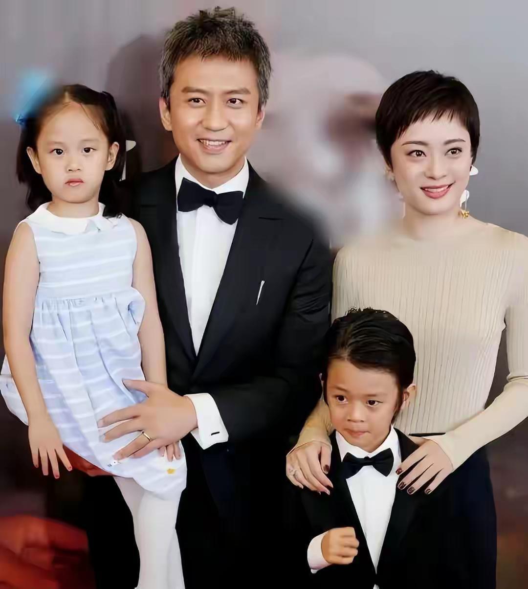 邓超和孙俪真是娱乐圈模范夫妻，最近两人14岁的儿子等等火了。等等不仅长得和孙俪一