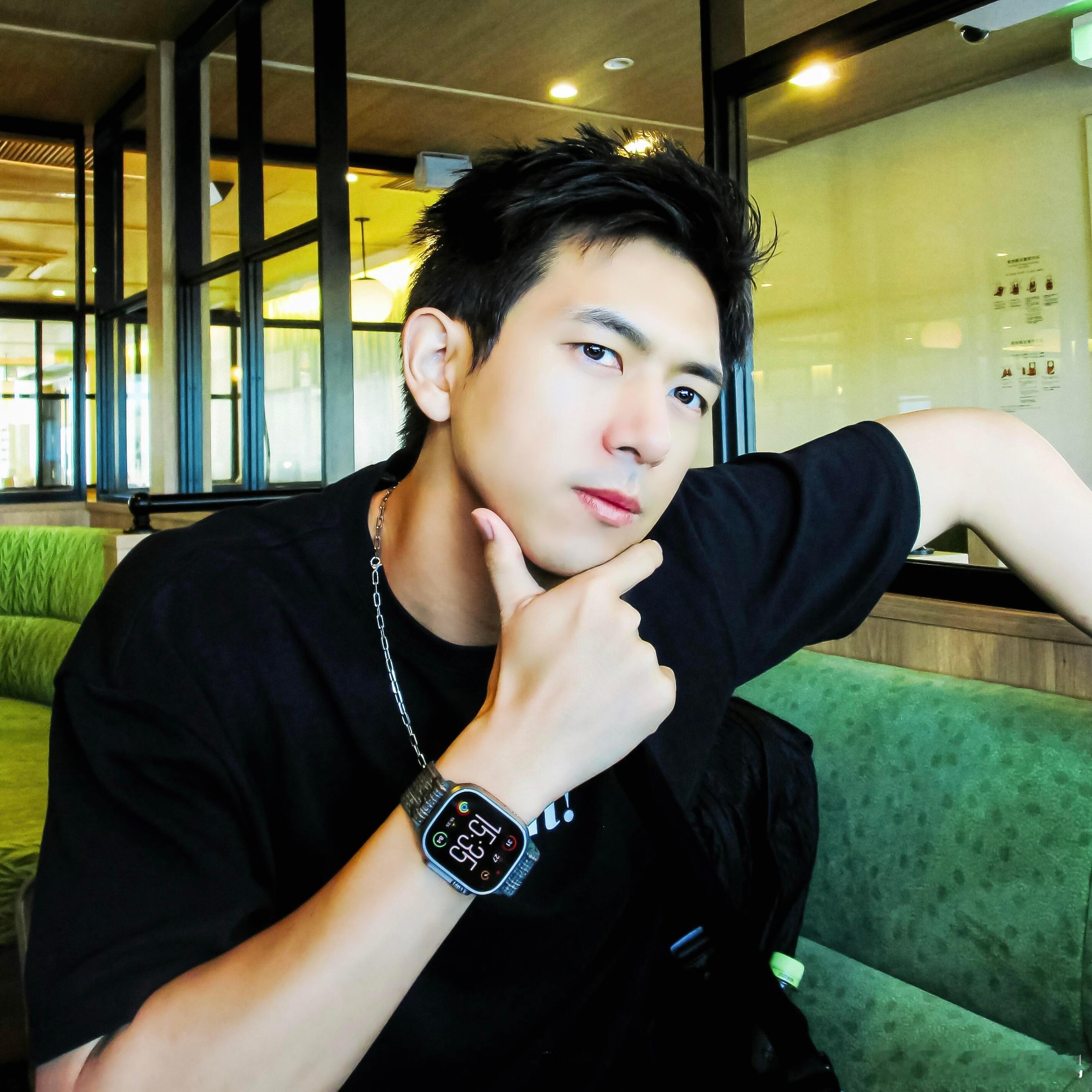 随手抓拍都像精修海报，内娱“神图永动机”的称号果然名不虚传，状态太能打了！李现内