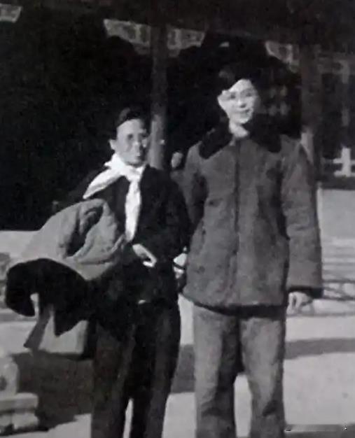 1941年，谢育才夫妇被捕，在狱中生下一个儿子。为逃出去，夫妻二人将儿子遗弃，越