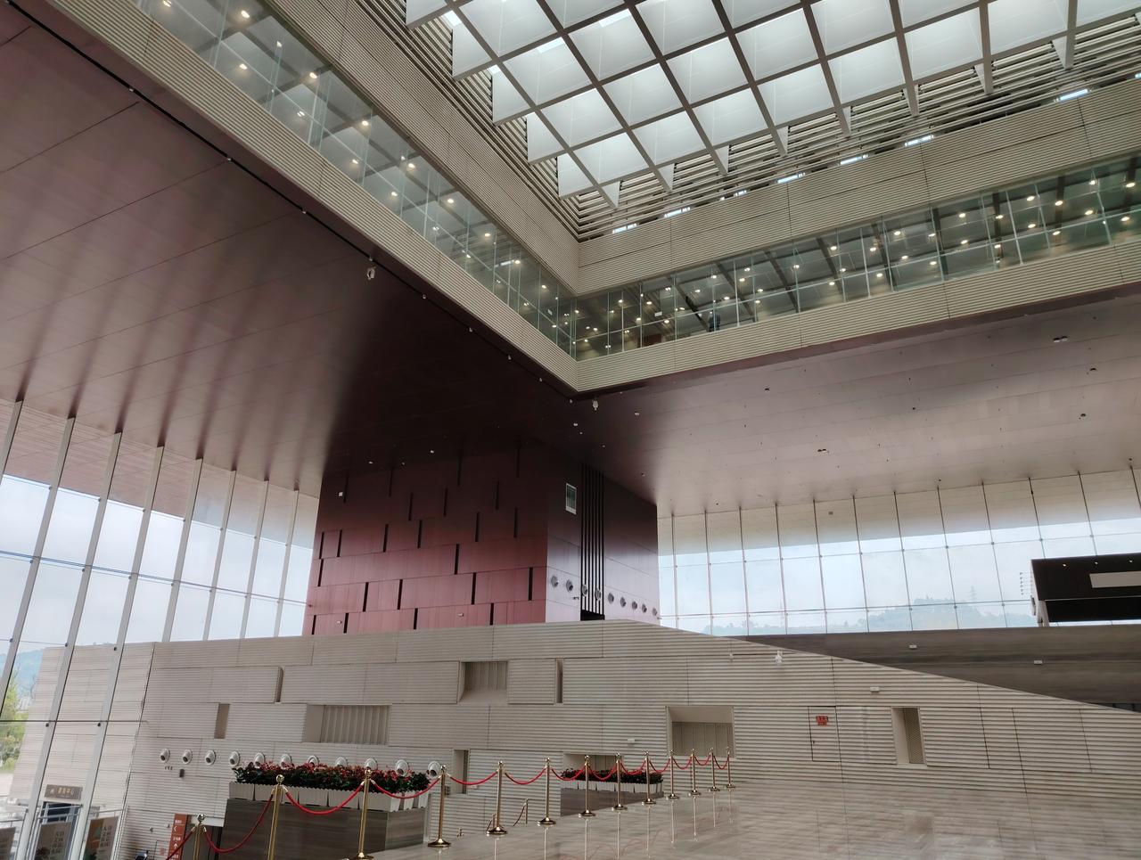 乘感应式自动扶梯上到二楼展馆，顿感时空倒流，思绪追溯到了两千年前！展馆内件件藏品