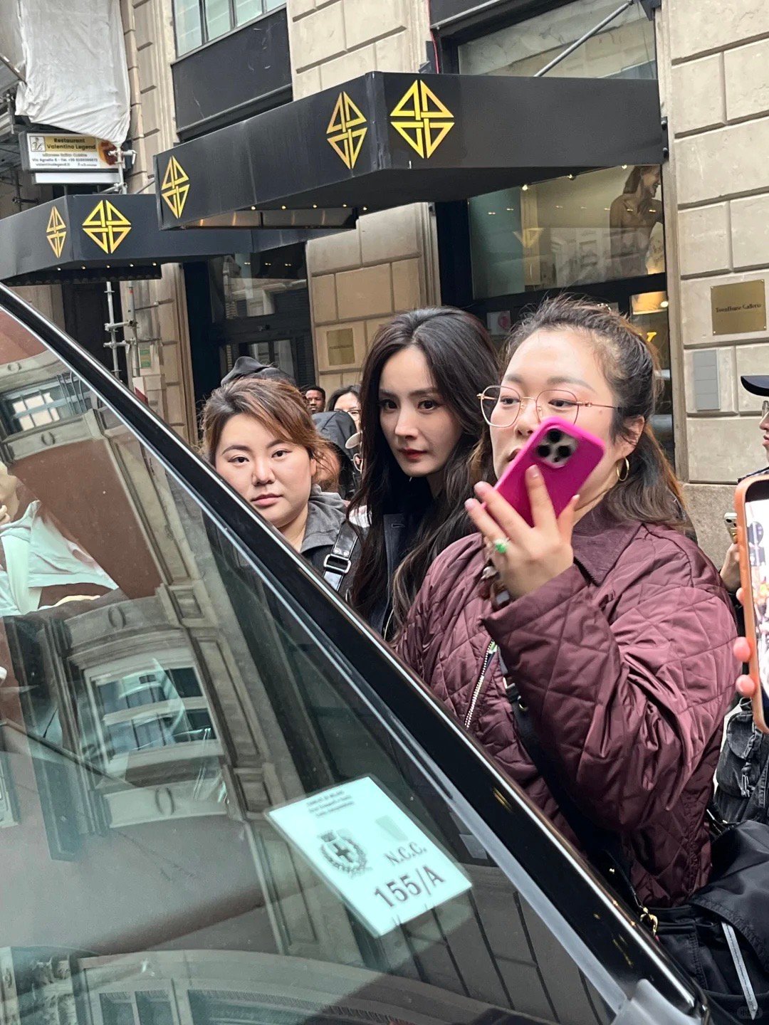 杨幂  网友米兰偶遇杨幂，好漂亮～ 