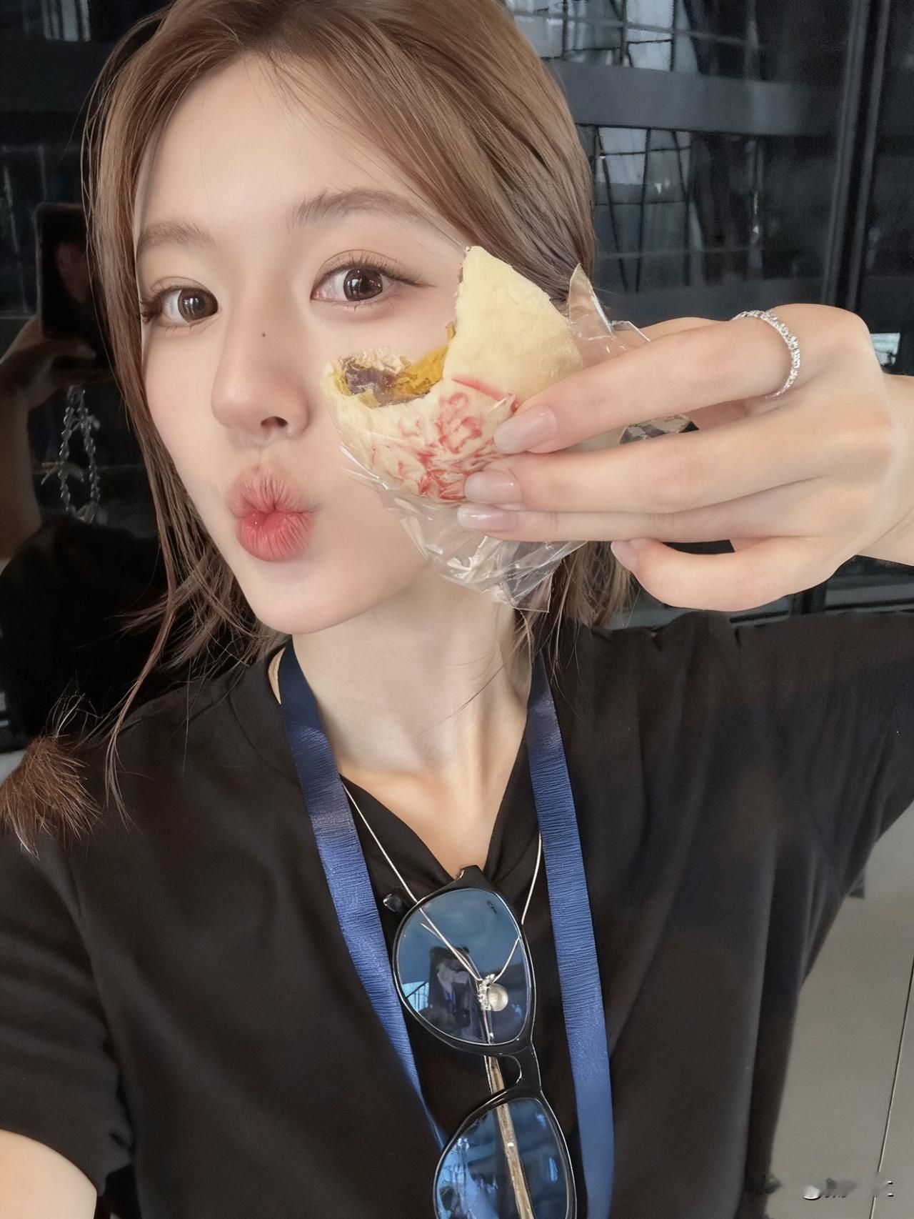 赵露思举着的这半块，到底是什么好吃的？