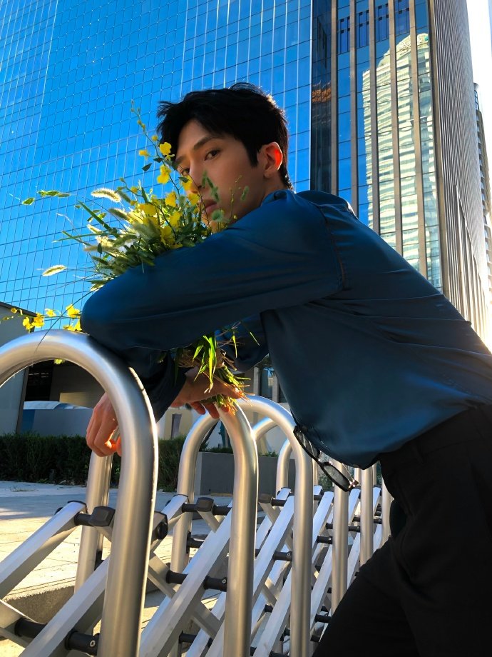 井柏然狗尾巴草下班大片井柏然luke狗尾巴草大片 帅啊luke！！！ ​​​