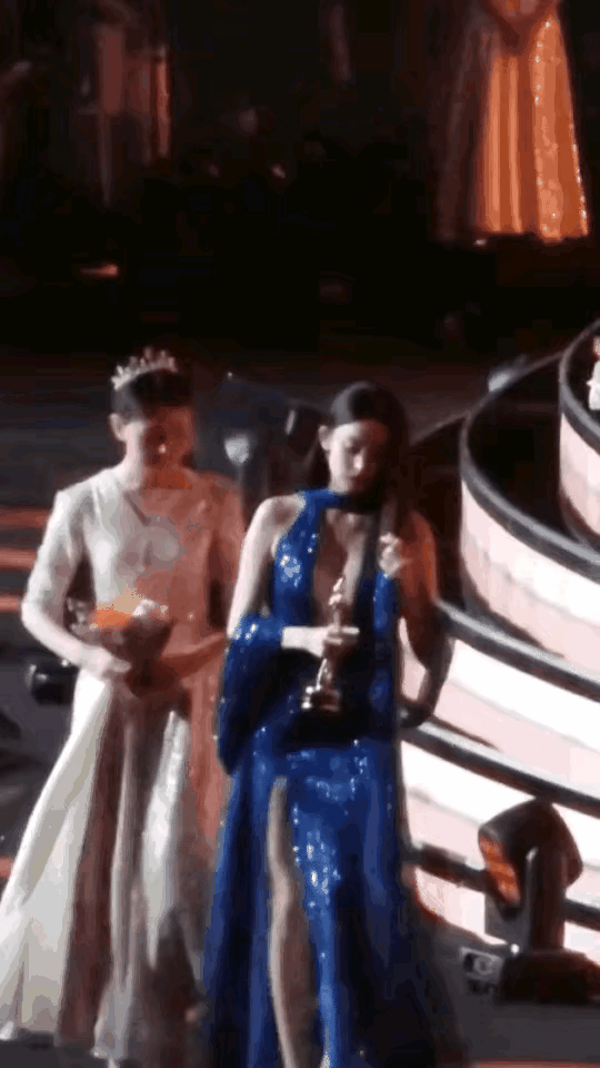 这样的衣服只适合在这种场合上穿，不适合在现实生活中穿，最关键的问题是，一辈子能够