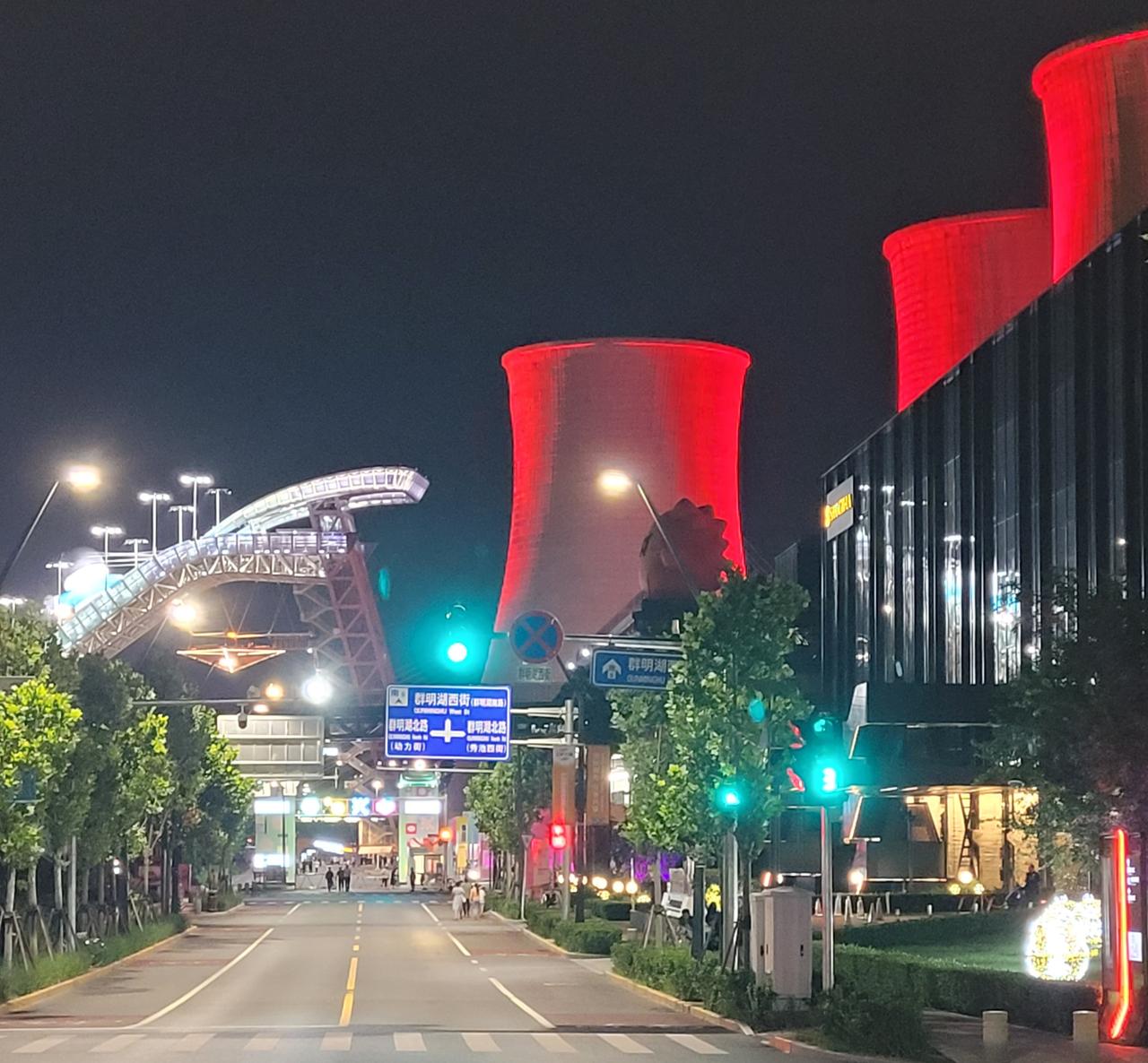 近日在首钢某酒店与体制内同学小聚有感

与体制内同学聚会时，常能听到他们分享工作