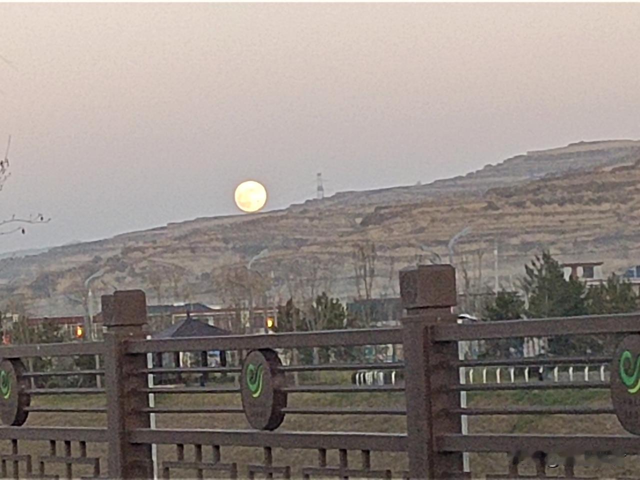 为何现在的夜晚没有小时候夜晚的月光亮？难道是现在夜晚的灯光效果太强了遮挡了月光的