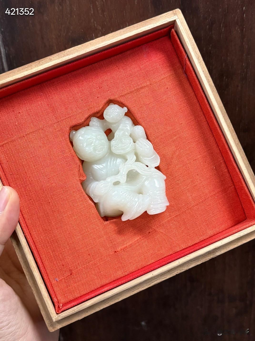 清代 和田玉双童子持如意圆雕摆件
规格：7.6*5.3*3.7cm
重量：165