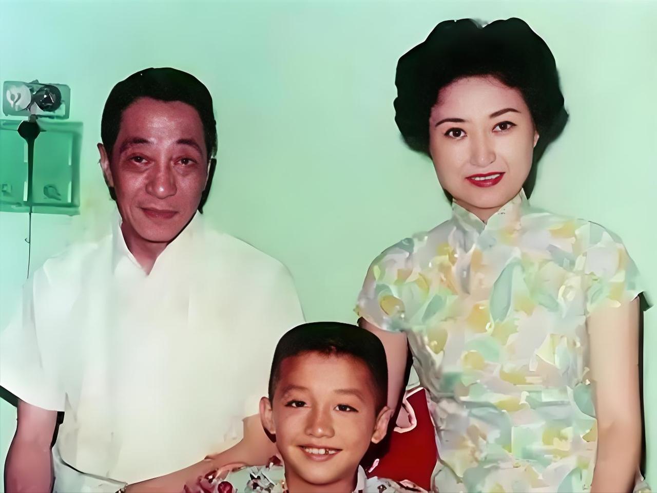 1966年罕见合影曝光，她竟是庾澄庆的母亲，背后隐藏怎样的故事？

1966年，