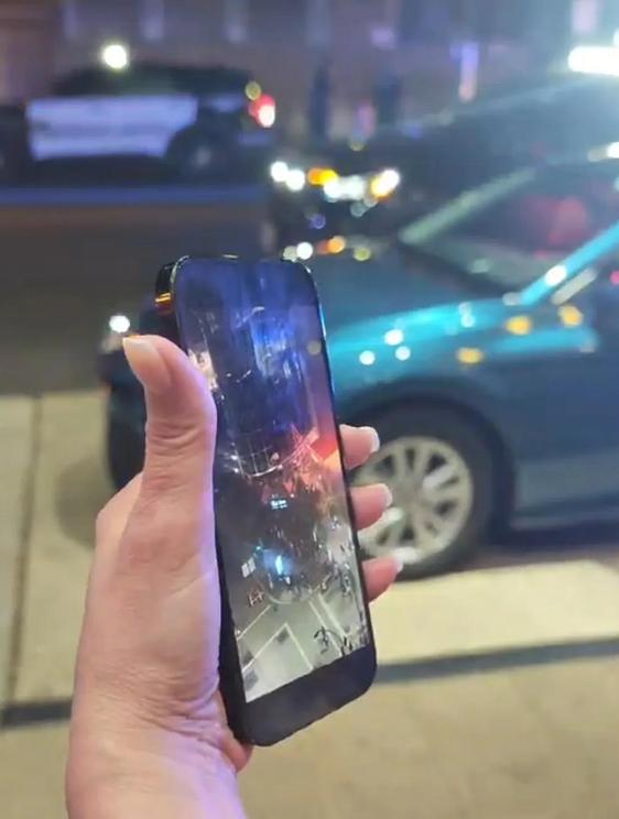 距记者仅百米！世界杯承办城市休斯顿疑突发枪击事件，警车蜂拥而至现场封锁。德国球迷