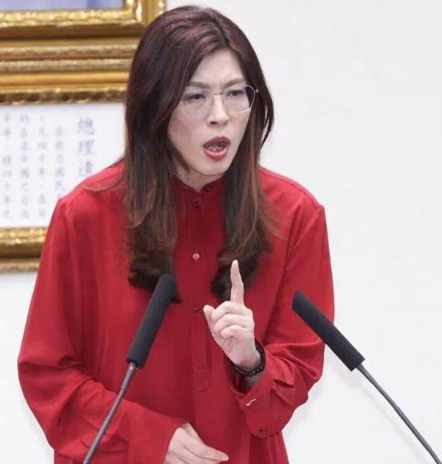 果然不出所料，国民党主席郑丽文在中常会上对“赖清德无法出境”做出回应，称全世界都