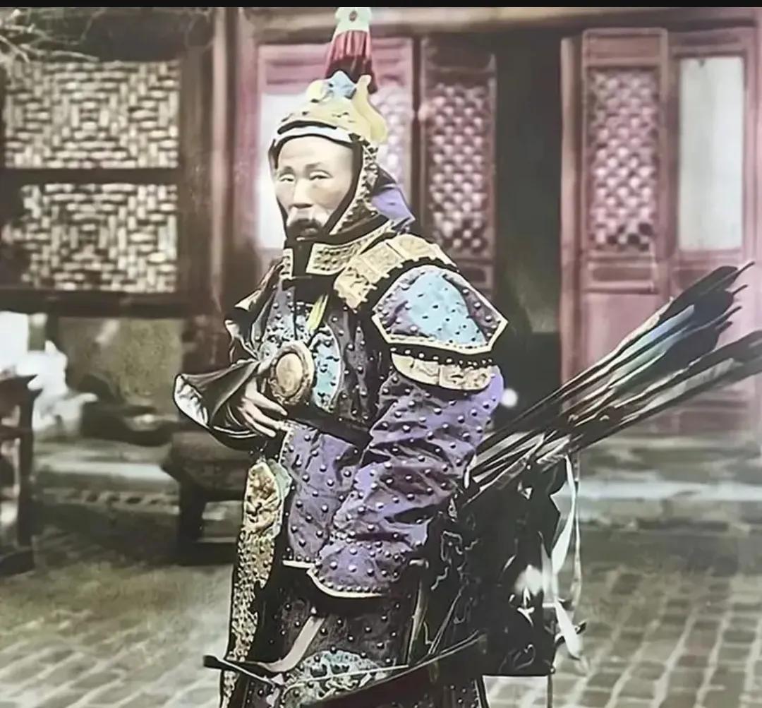1896年，苏元春将军，留下的一张老照片，镜头中的他一身铠甲，虽然年近花甲，但依