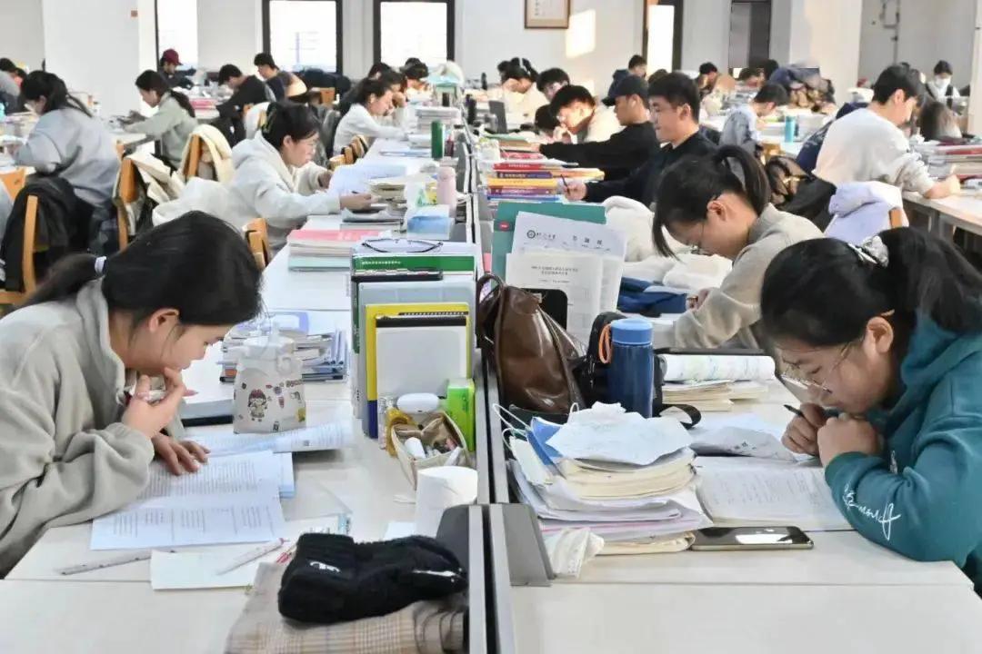 没想到还得是夸克，降低AI工具的使用门槛，这对国内教育领域绝对是好事一件！[灵光
