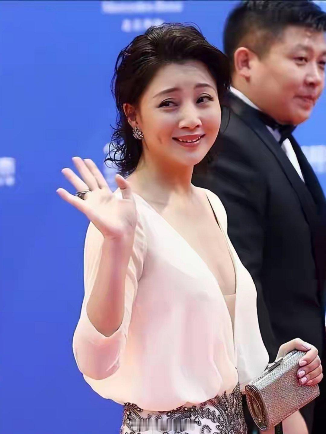 46岁殷桃现状：定居北京，丈夫入狱前已离婚，今单身没孩子很潇洒 ​​​