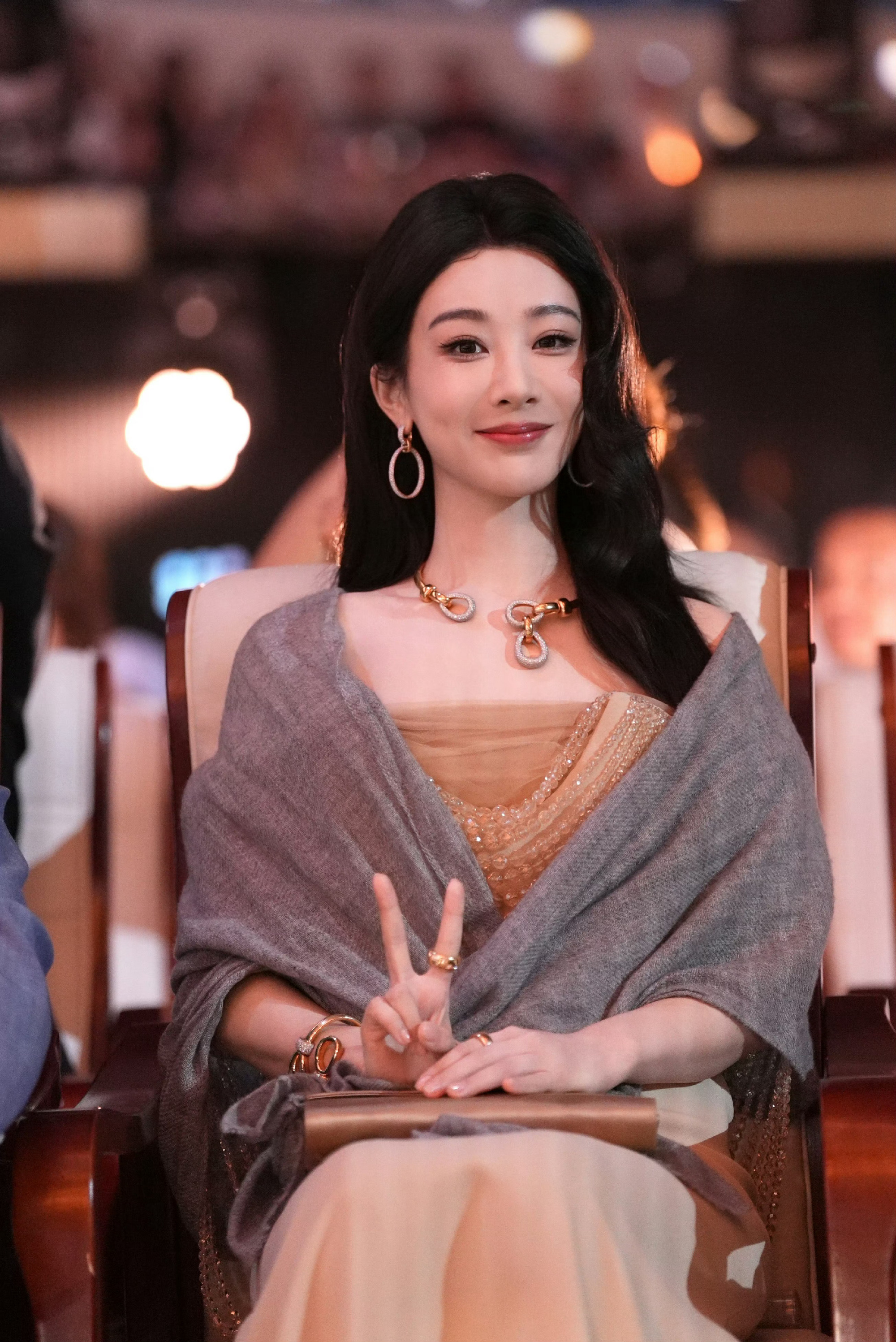 杨紫听到自己同名的反应百花奖闭幕式现场提名宣读环节，杨紫听见台上念出与自己完全同