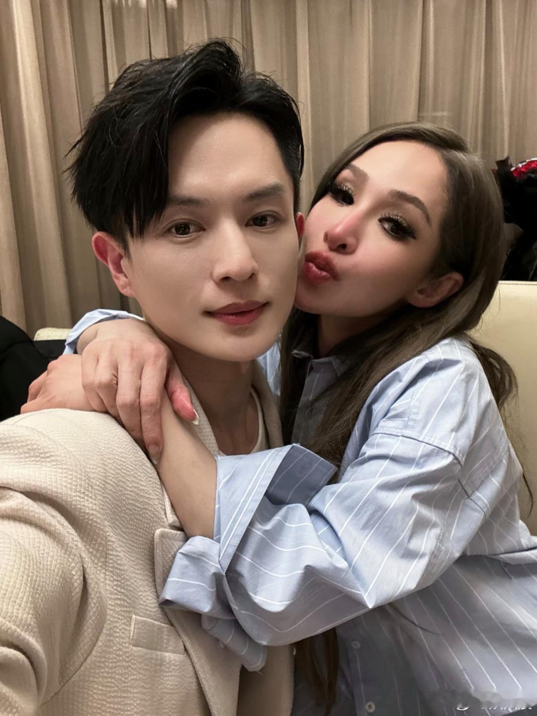 46岁萧亚轩与好友欢聚庆新年！大浓妆加持下，小脸精致五官立体，颜值依旧能打太漂亮