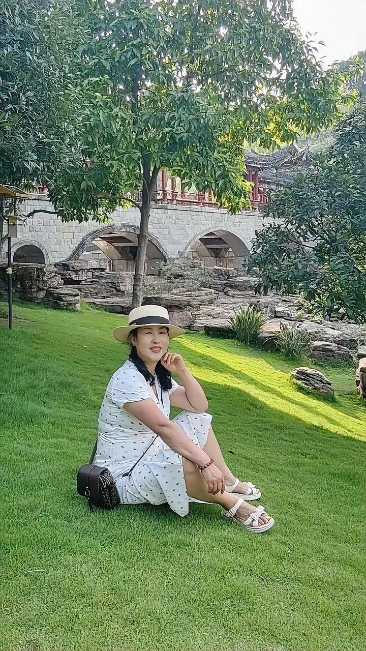 又到周末了。午后，阳光穿过客厅的纱帘，在地板上洒下细碎的光斑。我坐在沙发上翻着手