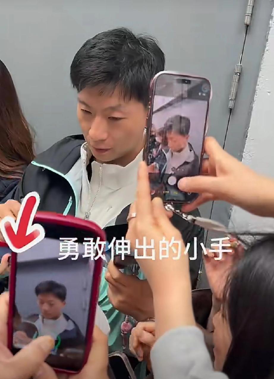 马龙人真的太好了！在比赛现场观看完伦敦团体世乒赛国乒男团淘汰赛首轮比赛后，返回酒