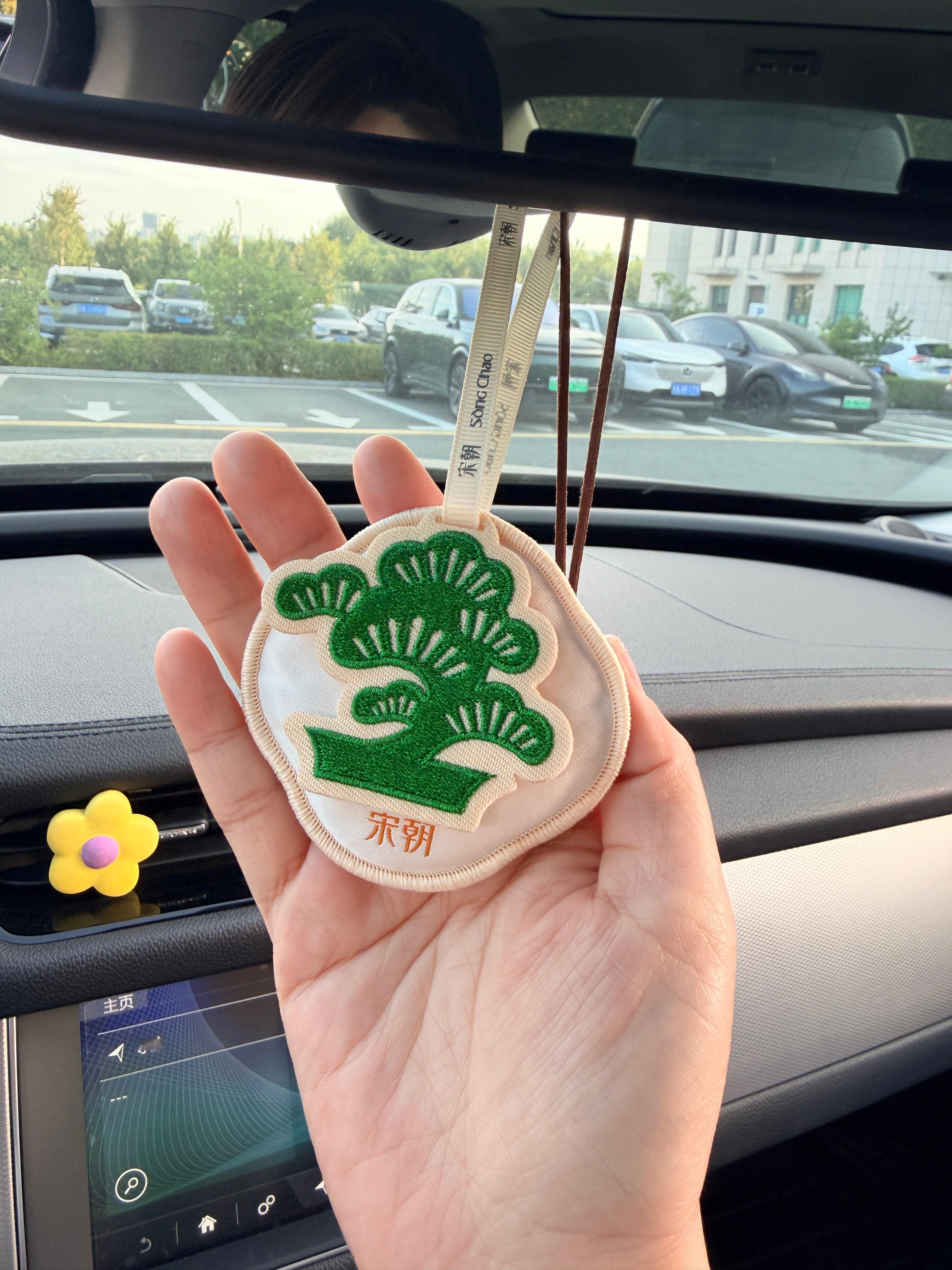 宋朝我买了这四个，前三个有满赠一个粉色爱心香包，第四个是被友友种草的香包，准备挂