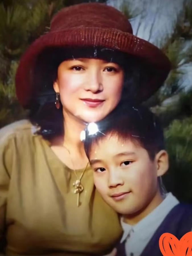 许亚军是真动了情，直接把北京的大宅子过户给了19岁的儿子许何。
 
理由听着就让