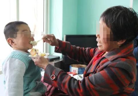 我婆婆从小就教育我儿子要感恩，吃鸡肉的时候，她挑骨头多的，跟我儿子说：“奶奶把肉