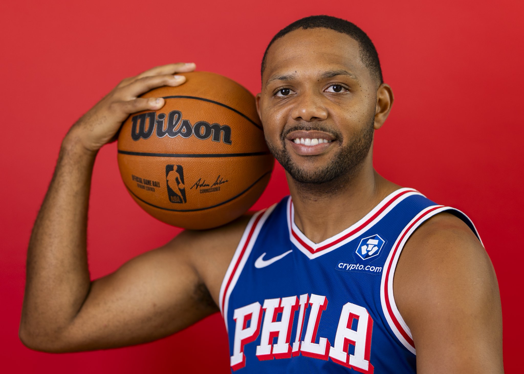 NBA官方：让我们一起祝福埃里克-戈登37岁生日快乐！