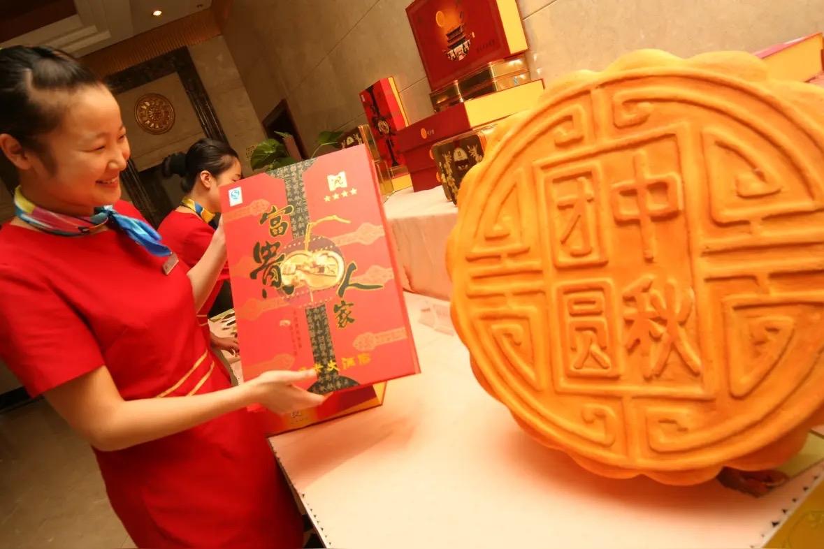 男子发视频吐槽：“中秋节给舅舅送月饼，舅妈忙活半天，就整四个破菜招待我！他家院子
