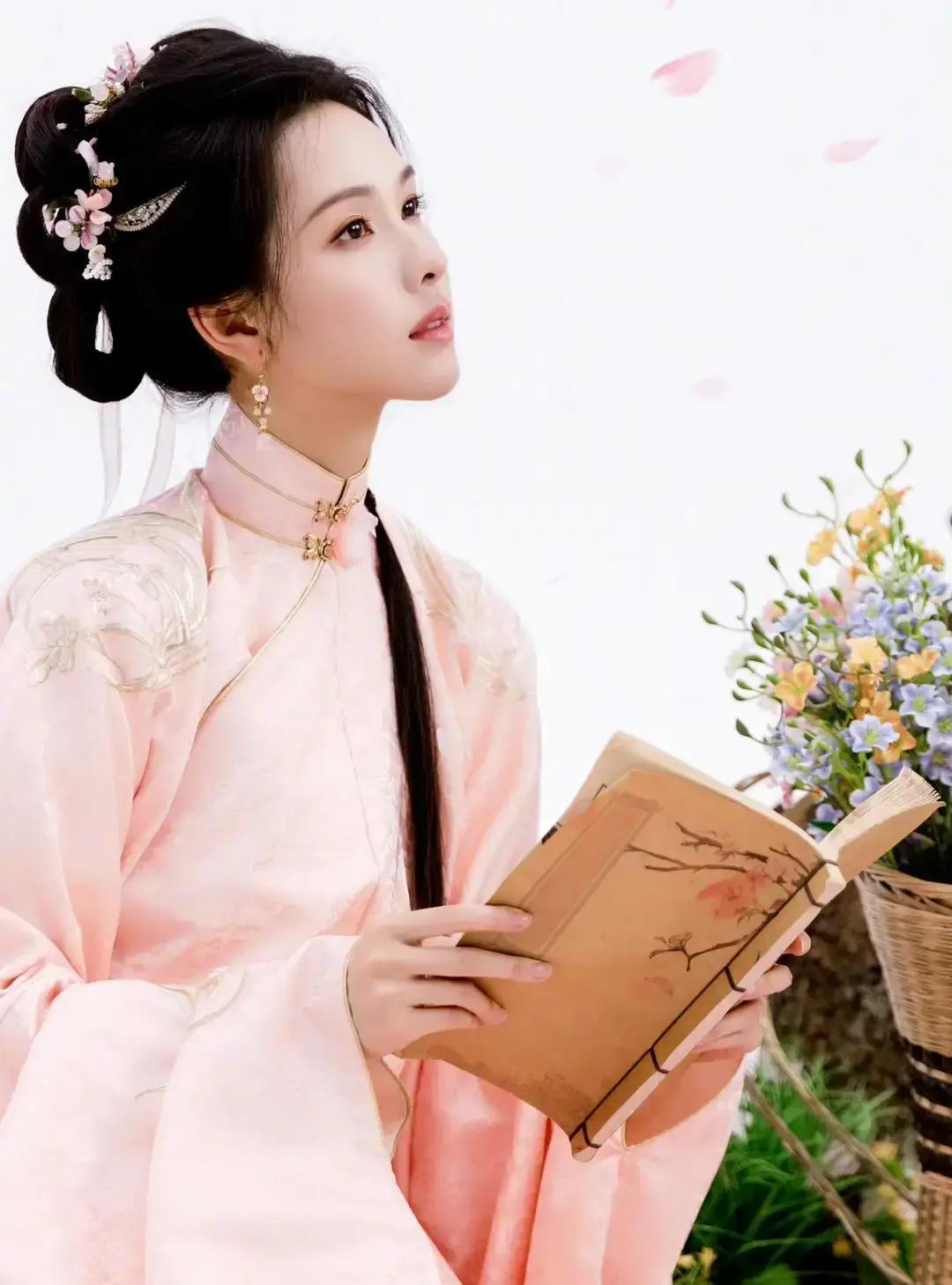 “粉裙杀疯了！”陈都灵刚放图，热搜直接空降。浅粉古装+落樱滤镜，她低眉那一下，像