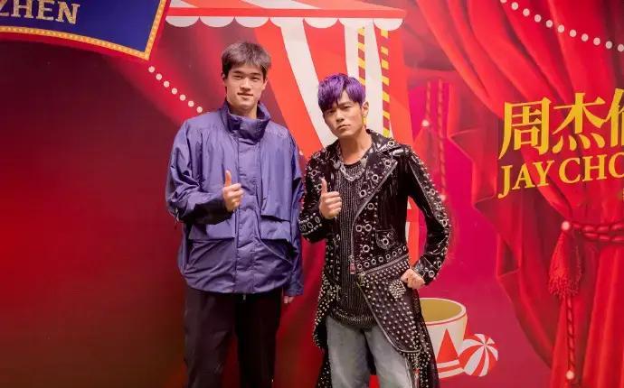 双厨狂喜！潘展乐晒与周杰伦合照送中秋祝福. 9月17日晚，奥运冠军潘展乐晒照送中
