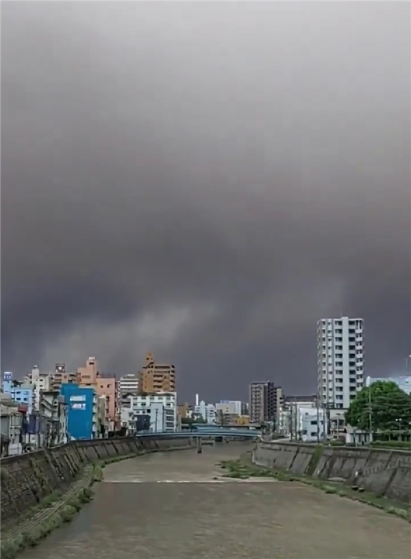 【日本樱岛火山突然喷发！大量火山灰飘落鹿儿岛市中心】近日，位于日本鹿儿岛市的樱岛