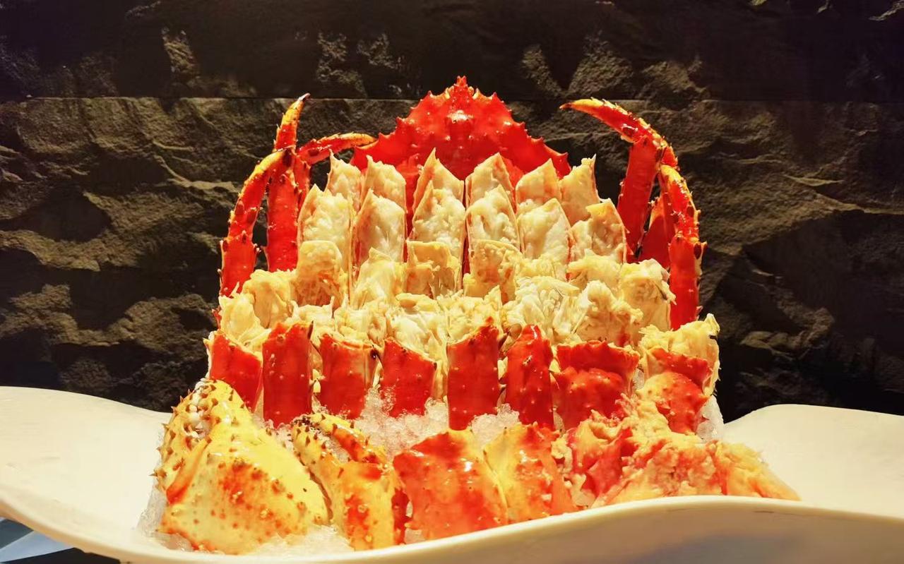 鲜美的帝王蟹，满盘皆是黄金，诱惑你的味蕾。