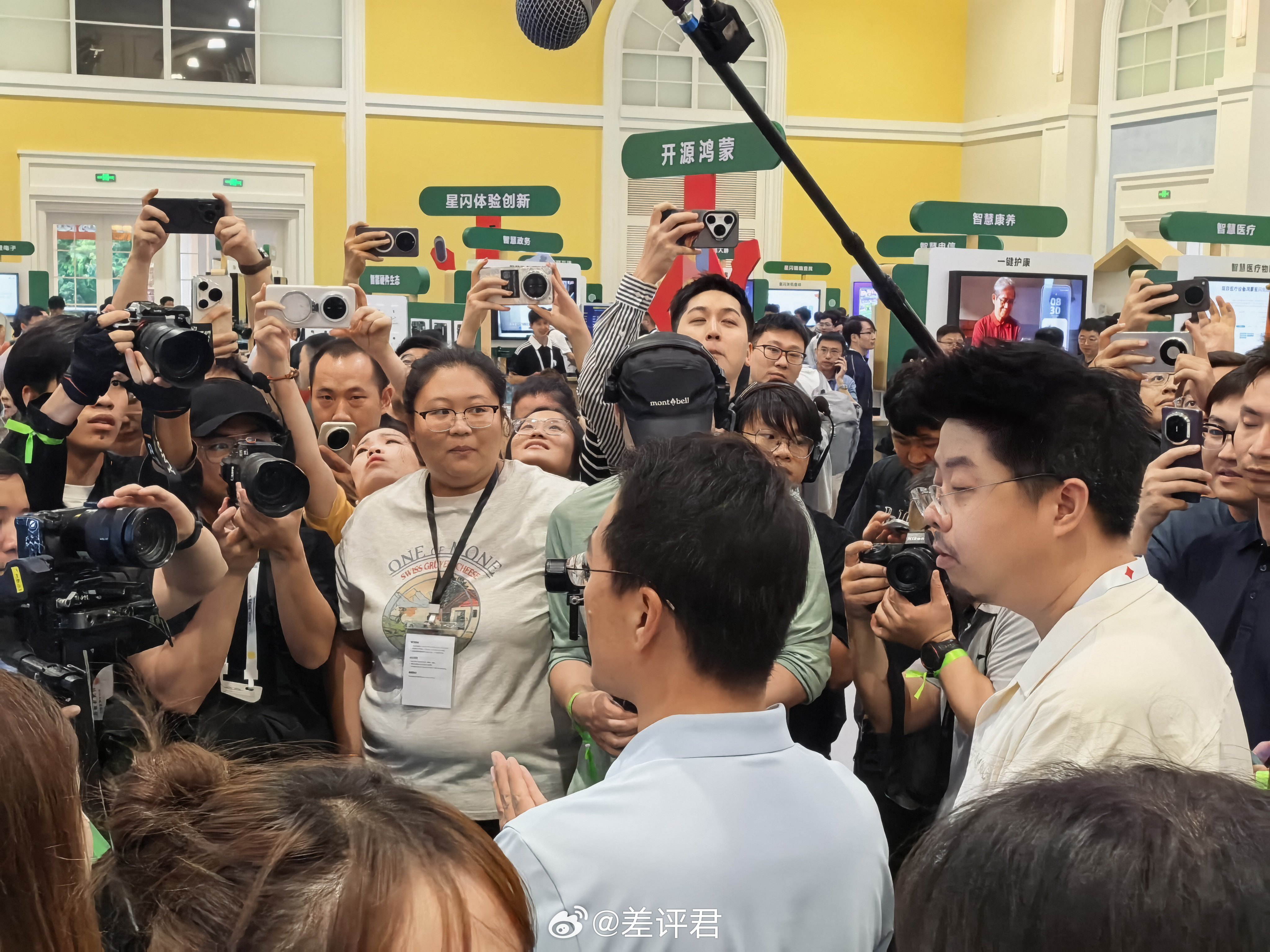 在 HDC 的 B4 体验区，偶遇何刚总和呼兰了 