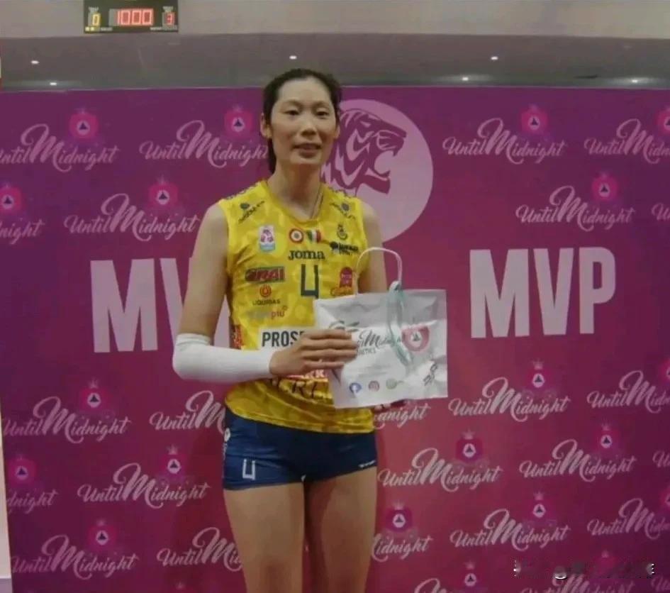 朱婷状态回升，拿到科内第一个MVP。
今天朱婷第2场首发，作为小主打满3局。
