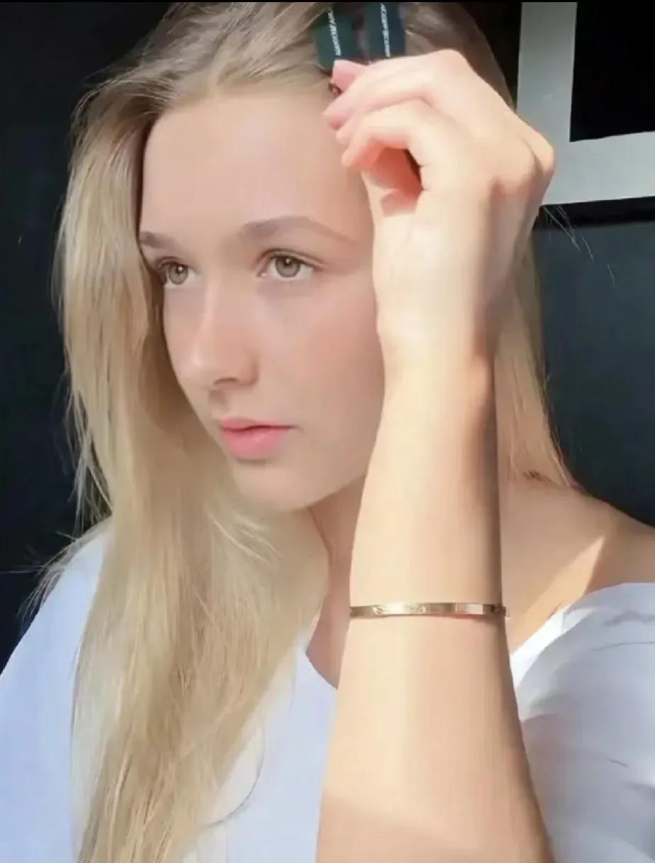 女孩子果然长开了就好看了，
以前贝克汉姆的女儿被养到发胖严重，一瘦下来就有好莱坞