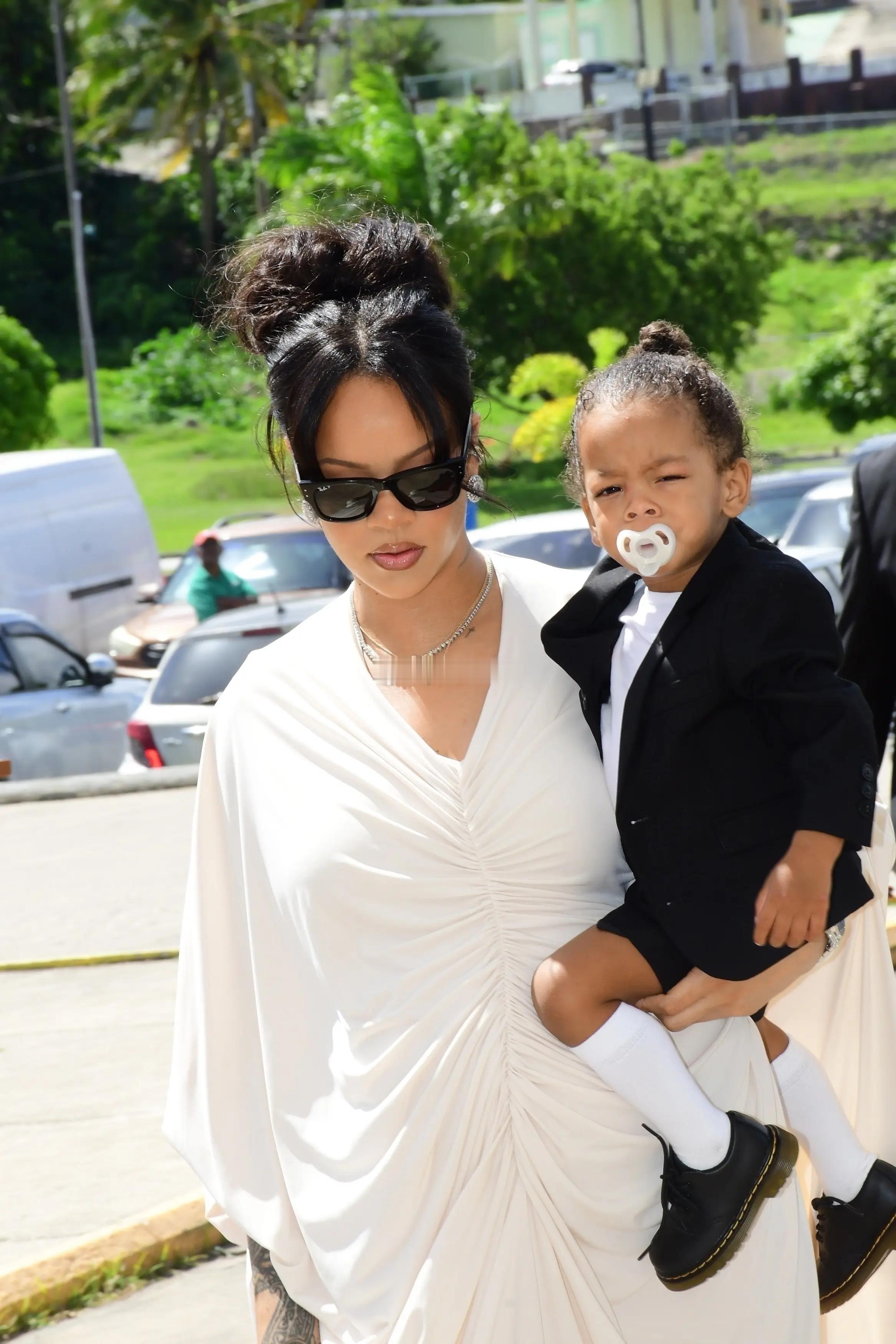 怀第三胎的Rihanna和A$AP Rocky带着两个儿子回巴巴多斯参加父亲的葬
