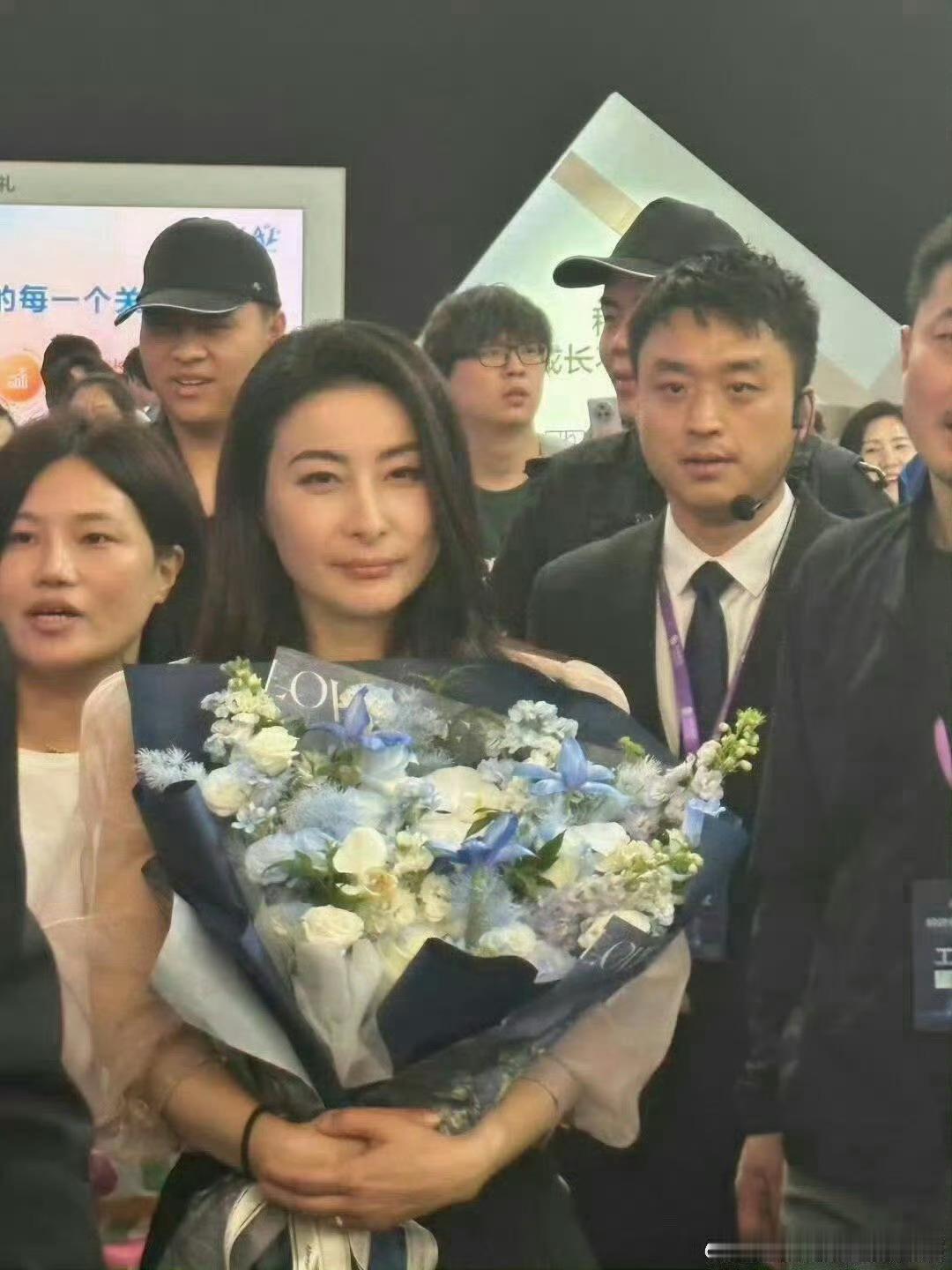 郭晶晶怎么做到又飒又柔 不得不说粉色上衣显温柔，黑裙展气场，她把事业的“飒”和家