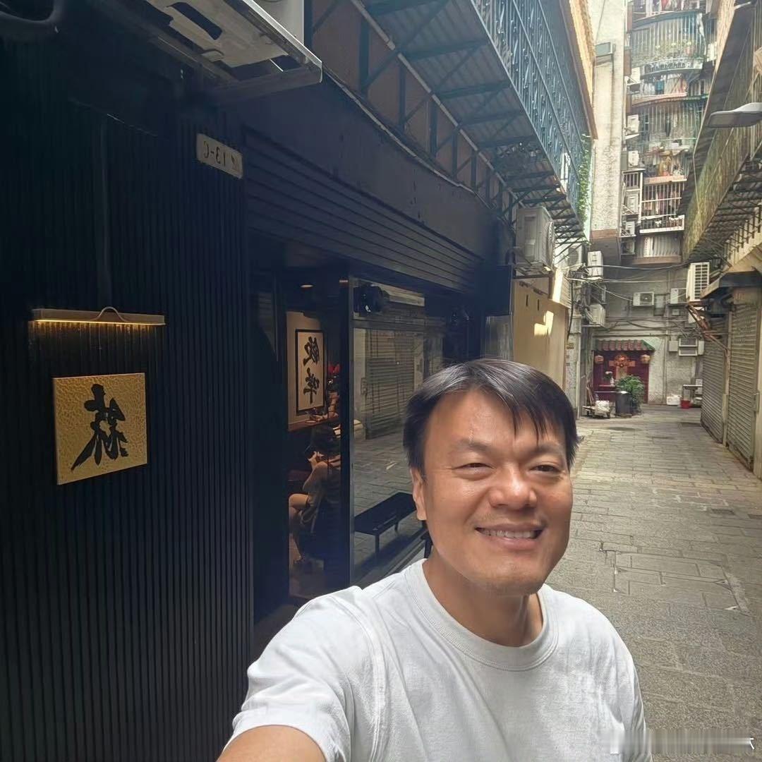 朴振英自拍基础人也基础哈哈，朴振英澳门打卡自拍很有生活气息呢，那状态就如同常人出