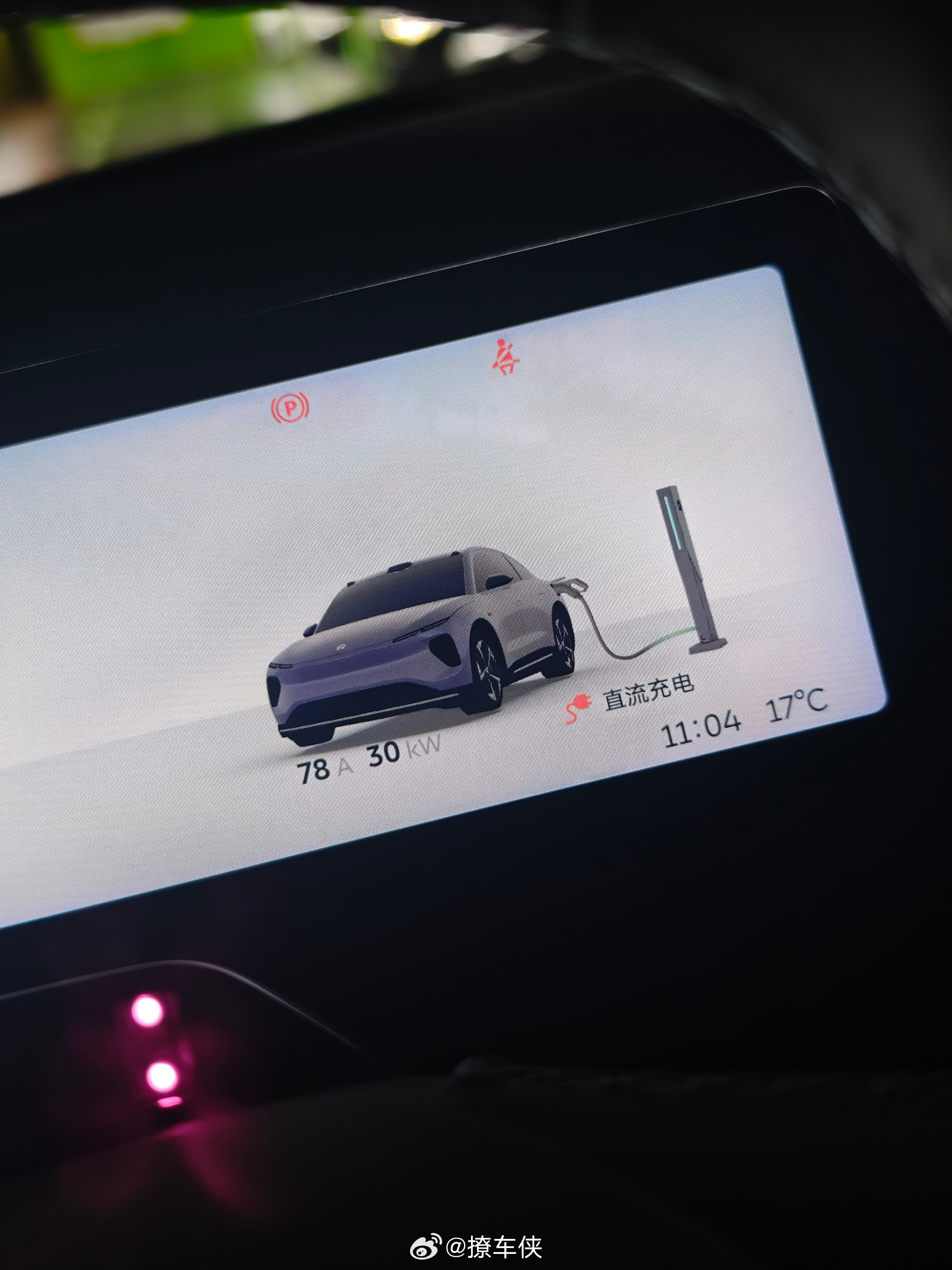 商场里的充电站只有30kw的功率，充电效率太低了，至少也得有100kw吧，功率设