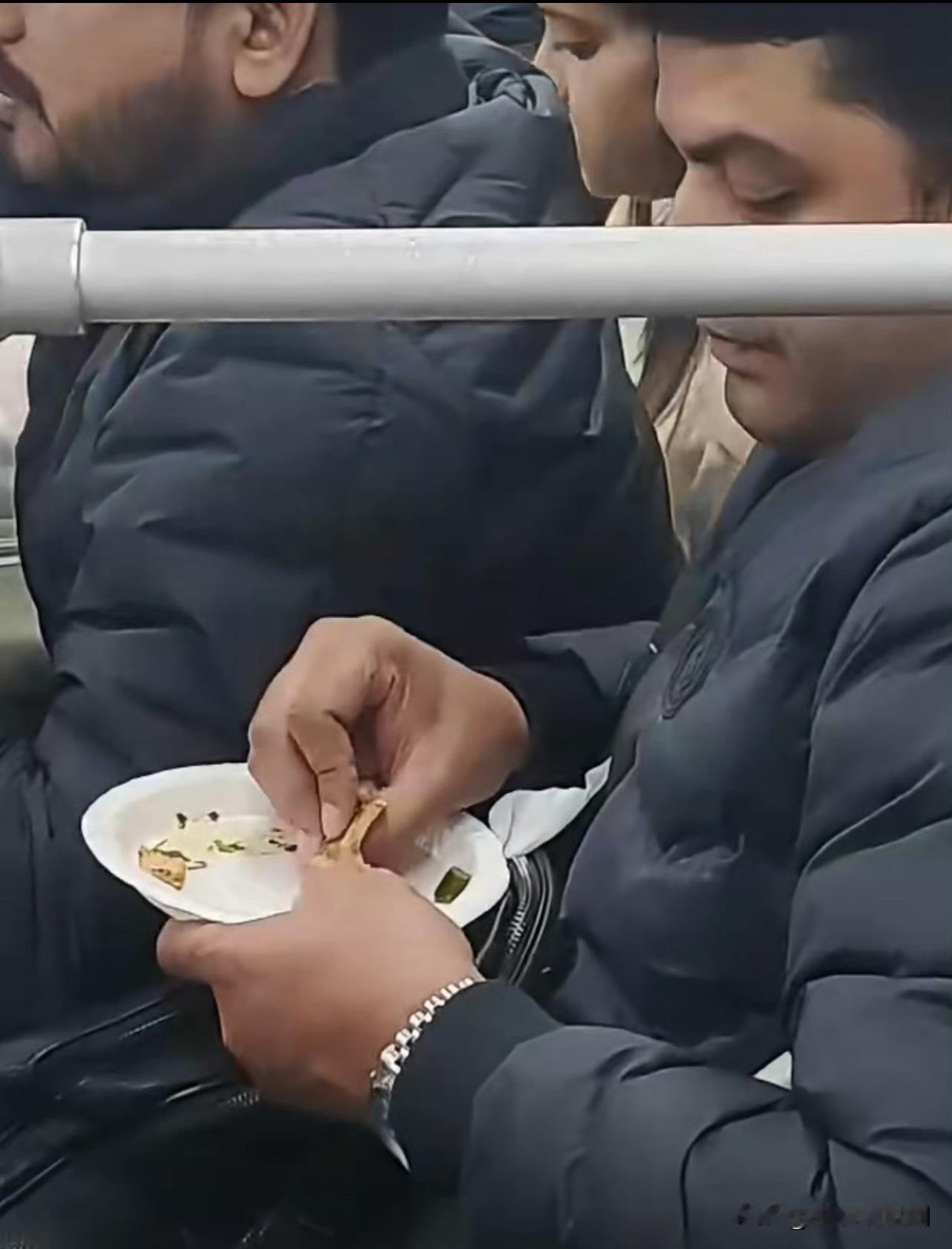 我印象中，这已经不是第一次印度人在地铁上吃东西了吧，上次是深圳地铁，这次是上海地