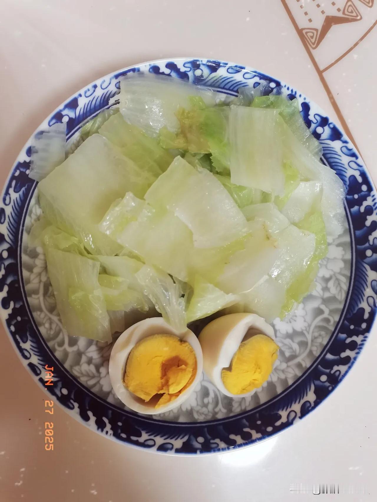 回老家过年之女性减脂早餐日记
主食：小麦胚芽
蛋白质：鸡蛋
蔬菜坚果：大白菜、开