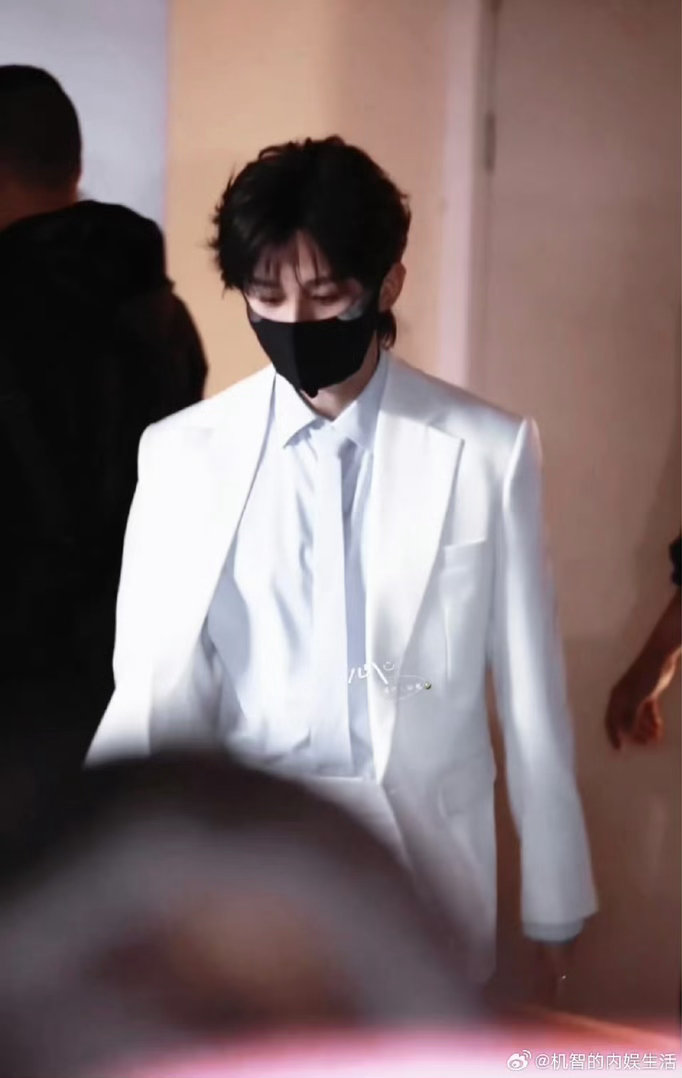 成毅古希腊掌管逆生长的神成毅轻分熟男 白西装杀疯了！清冷又禁欲，逆生长颜值+轻熟